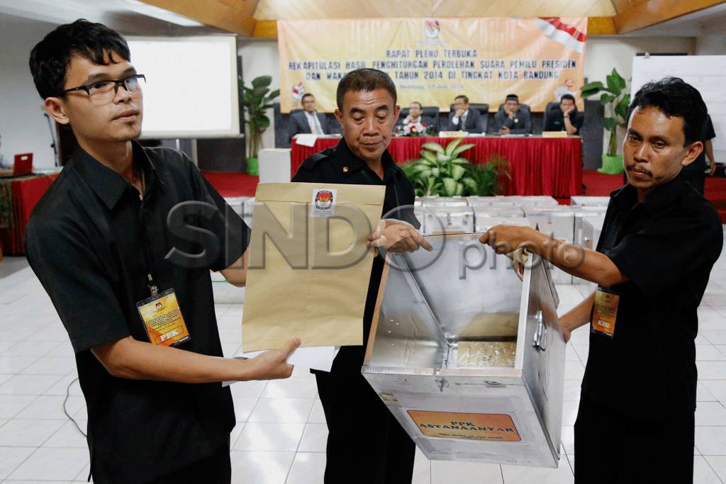 KPU Bandung Gelar Rapat...