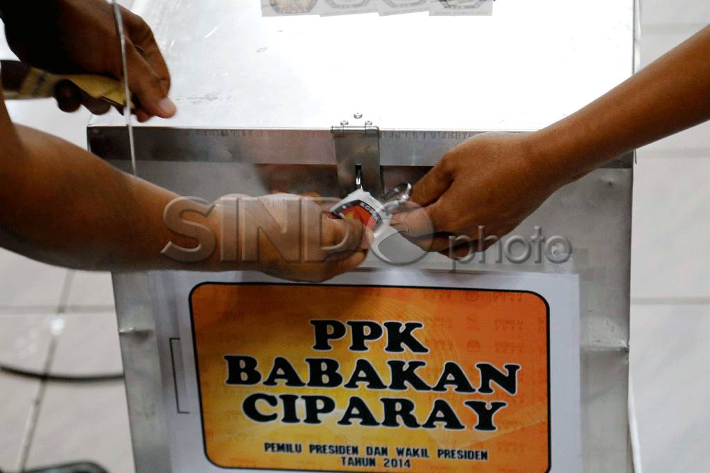 KPU Bandung Gelar Rapat...