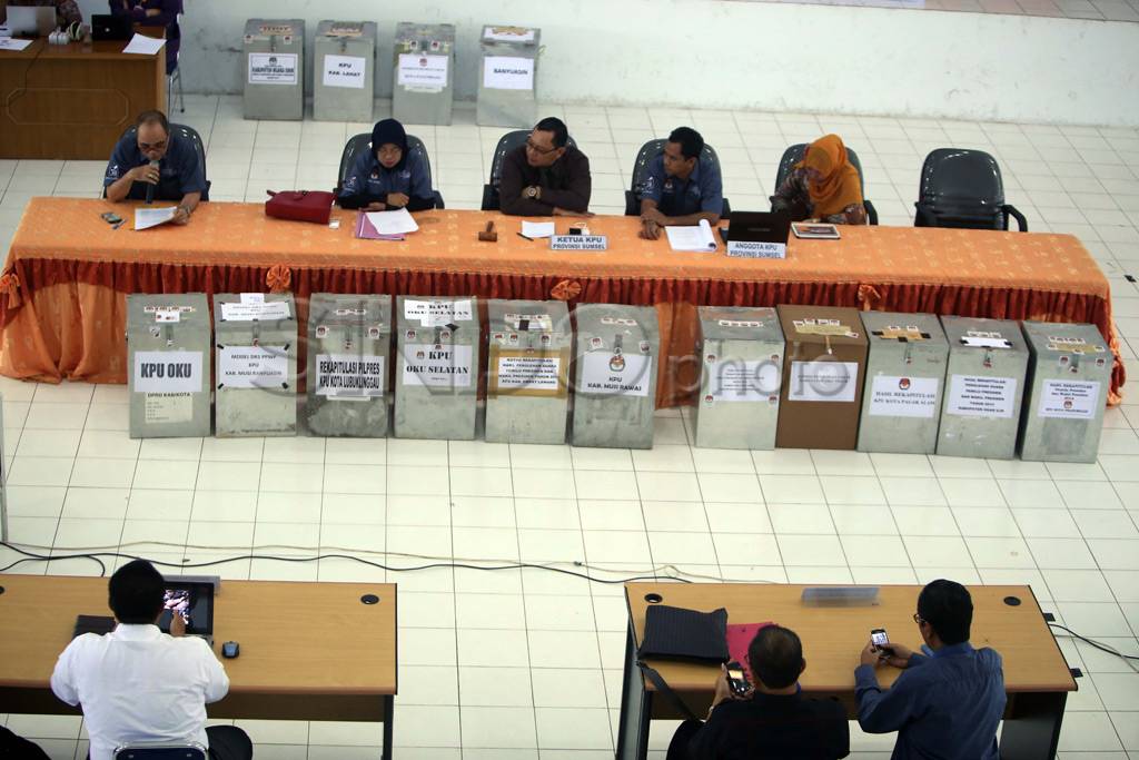 Prabowo-Hatta Unggul...