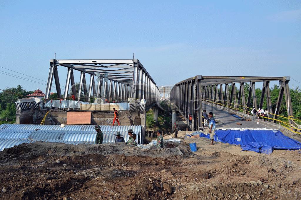 Perbaikan Jembatan Comal...