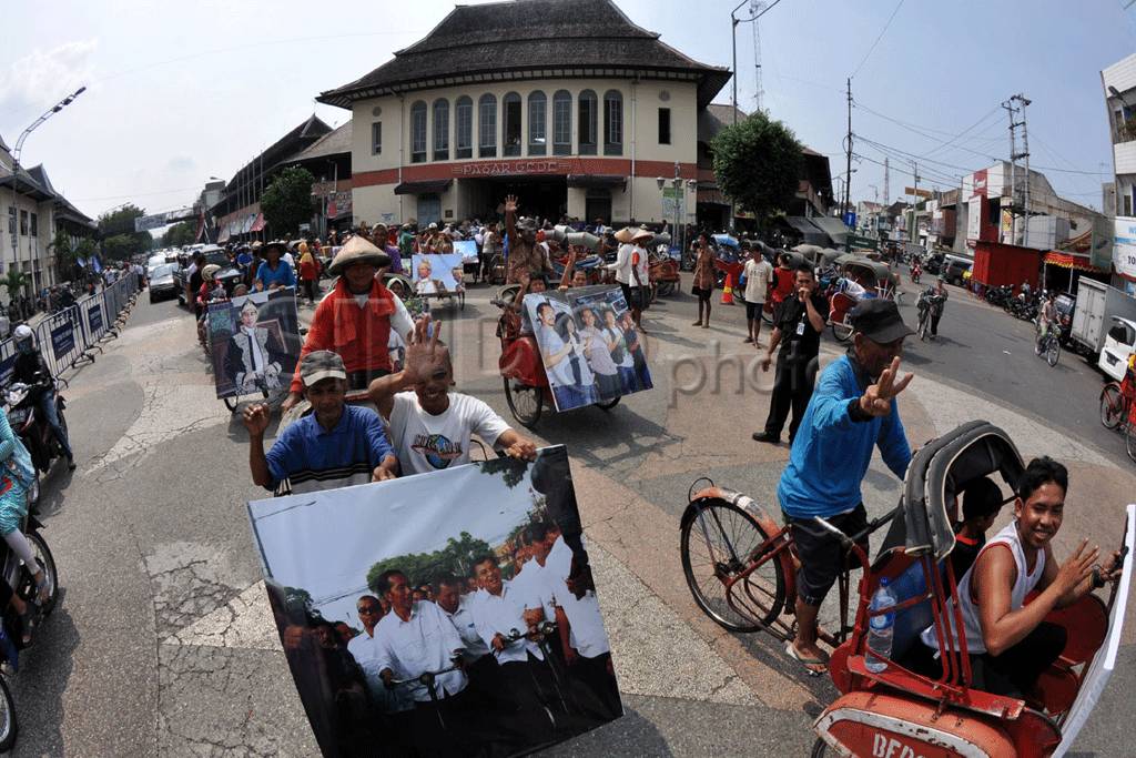 Tukang Becak Rayakan...