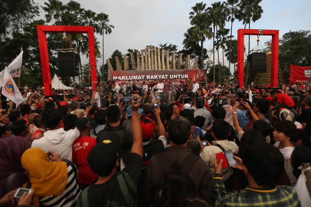Jokowi Potong Tumpeng...