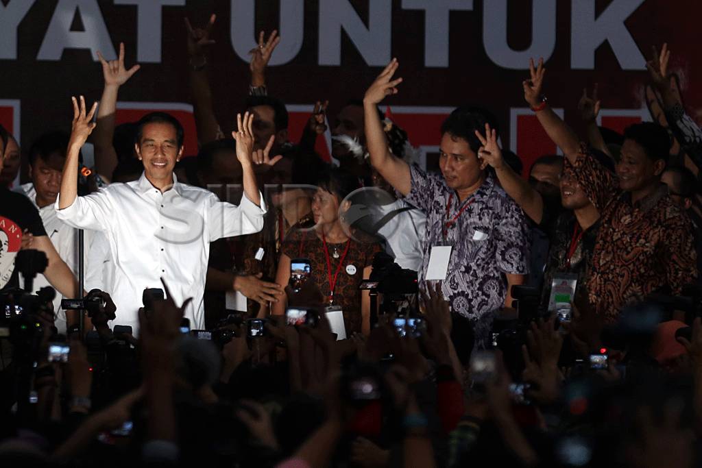 Jokowi Potong Tumpeng...