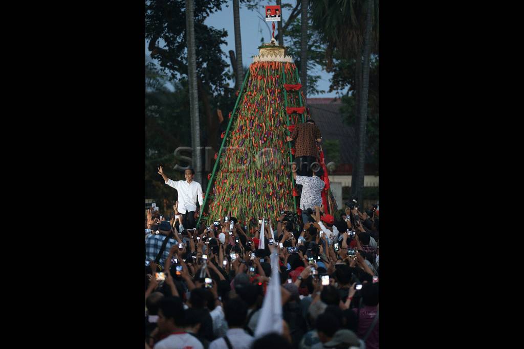 Jokowi Potong Tumpeng...