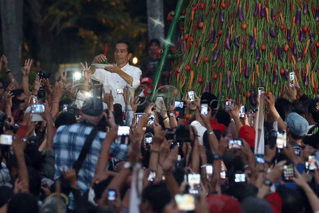 Jokowi Potong Tumpeng...