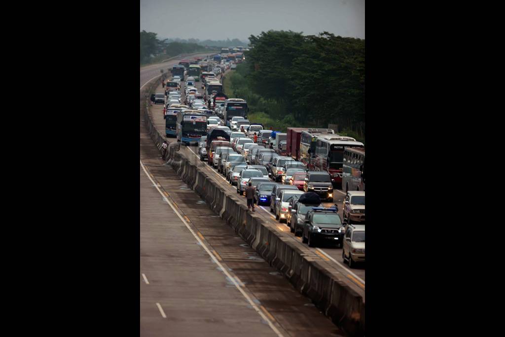 Antrean Kendaraan Pemudik...