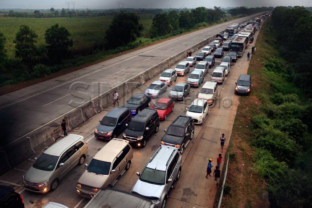 Antrean Kendaraan Pemudik...