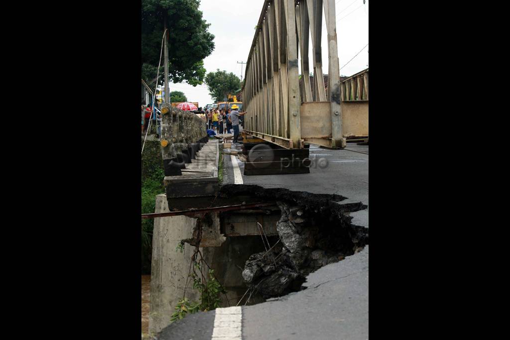 Petugas Bangun Jembatan...