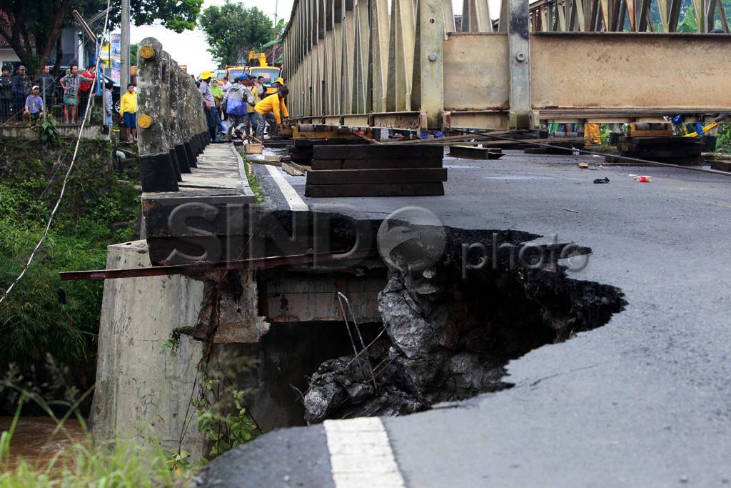 Petugas Bangun Jembatan...