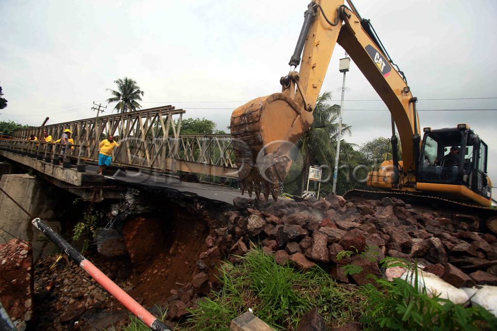 Petugas Bangun Jembatan...