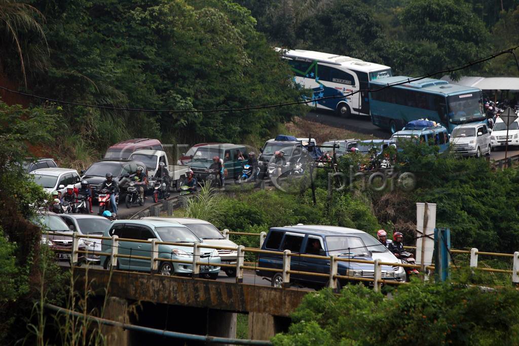 Antrean Panjang di Turunan...