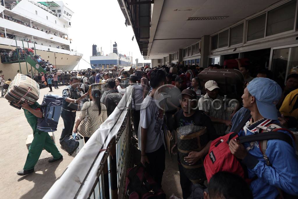 Ribuan Pemudik Naiki...