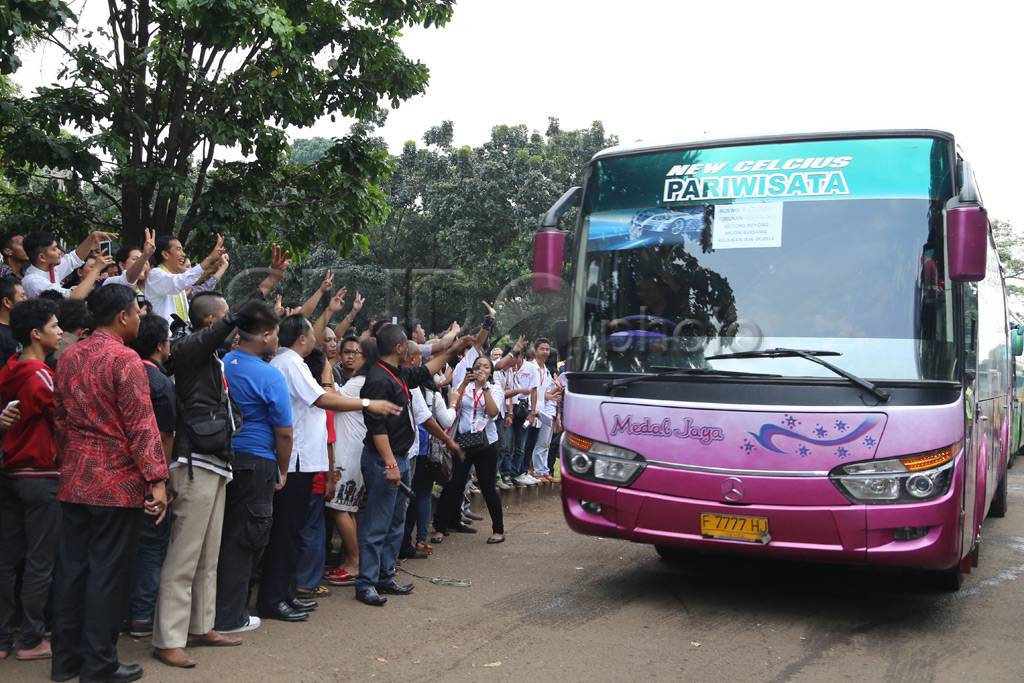 Lambaikan Salam Tiga...