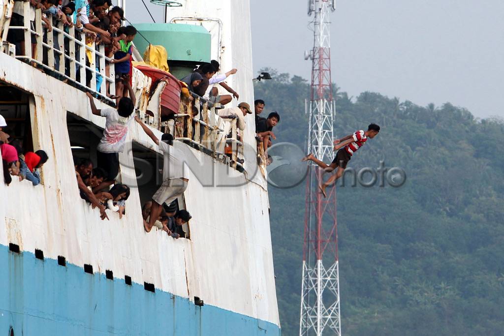 Aksi Pencari Koin di...