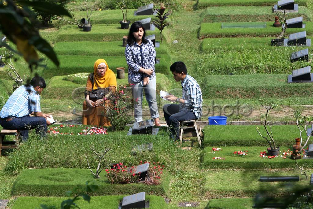 Rayakan Idul Fitri,...