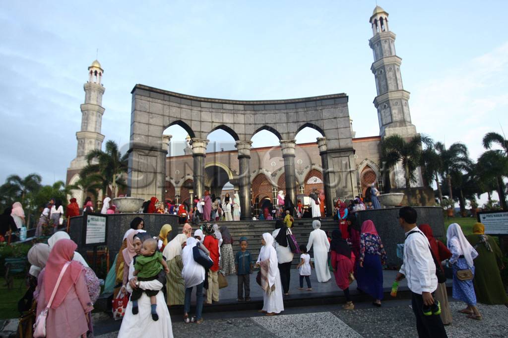Ribuan Umat Muslim Laksanakan...