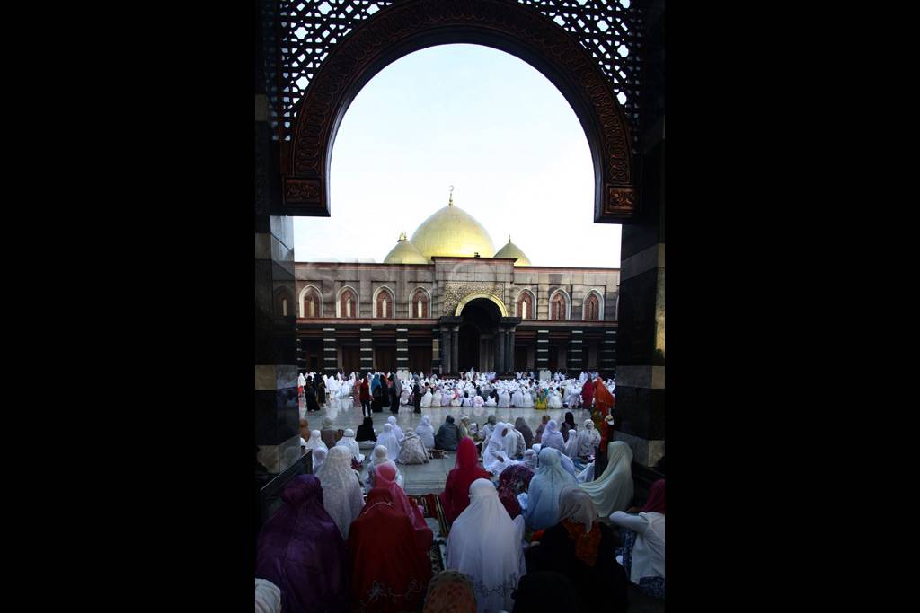 Ribuan Umat Muslim Laksanakan...
