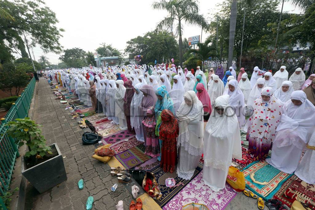 Ribuan Umat Muslim Laksanakan...
