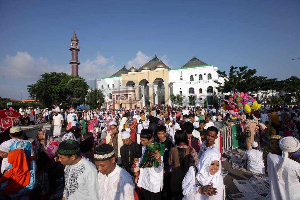Ribuan Umat Muslim Sholat...
