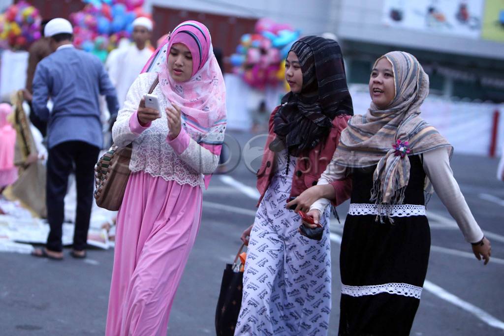 Ribuan Umat Muslim Sholat...