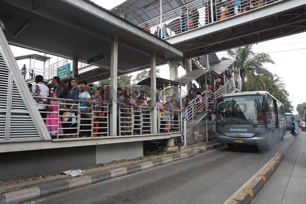 Bus Transjakarta Padat...