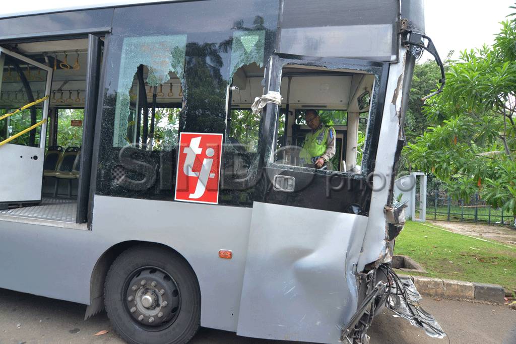 Bus Transjakarta Hantam...