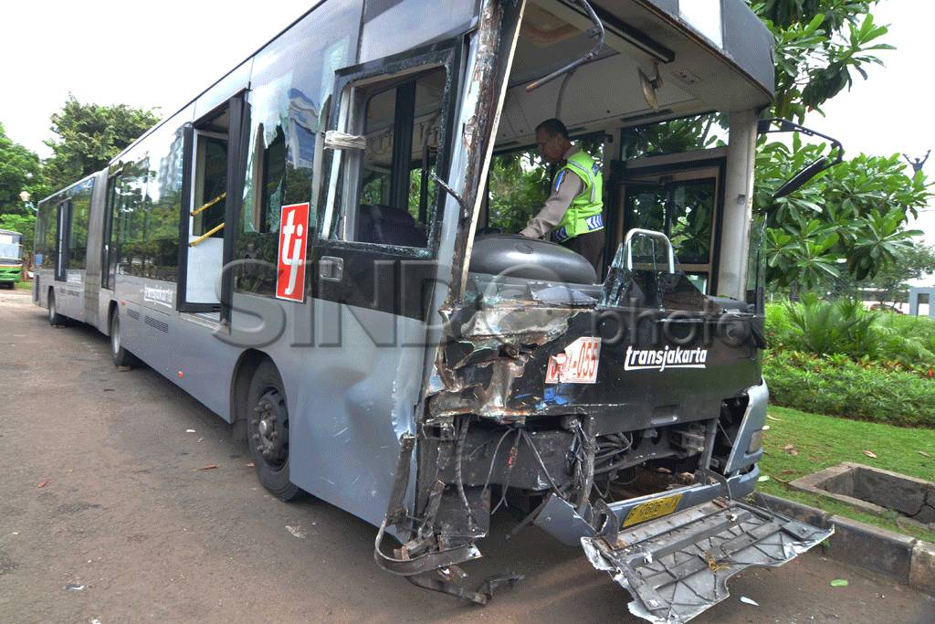 Bus Transjakarta Hantam...