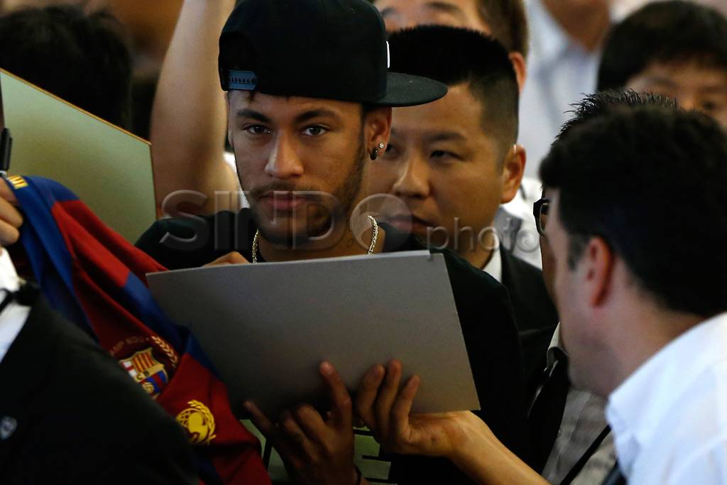 Neymar Disambut Ratusan...