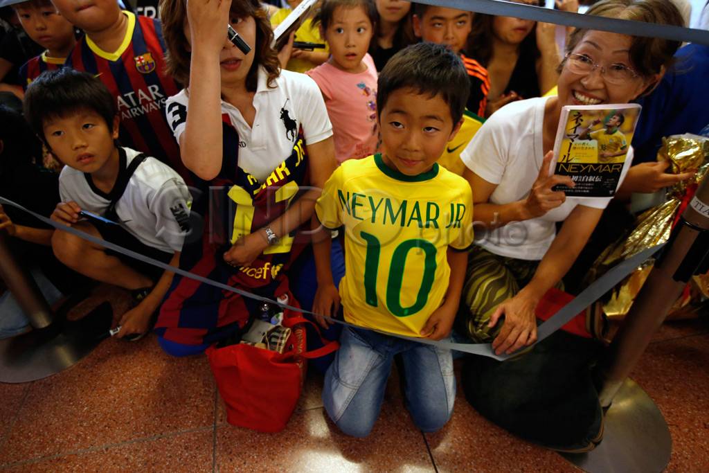 Neymar Disambut Ratusan...