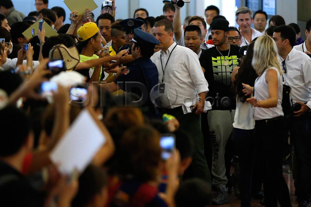 Neymar Disambut Ratusan...