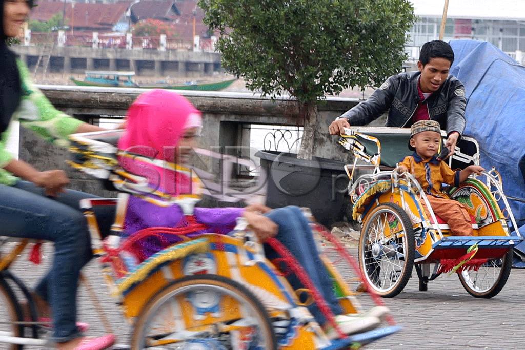 Warga Palembang Penuhi...