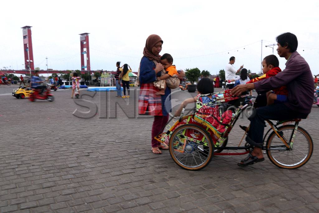 Warga Palembang Penuhi...
