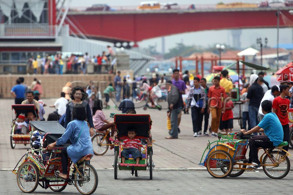 Warga Palembang Penuhi...