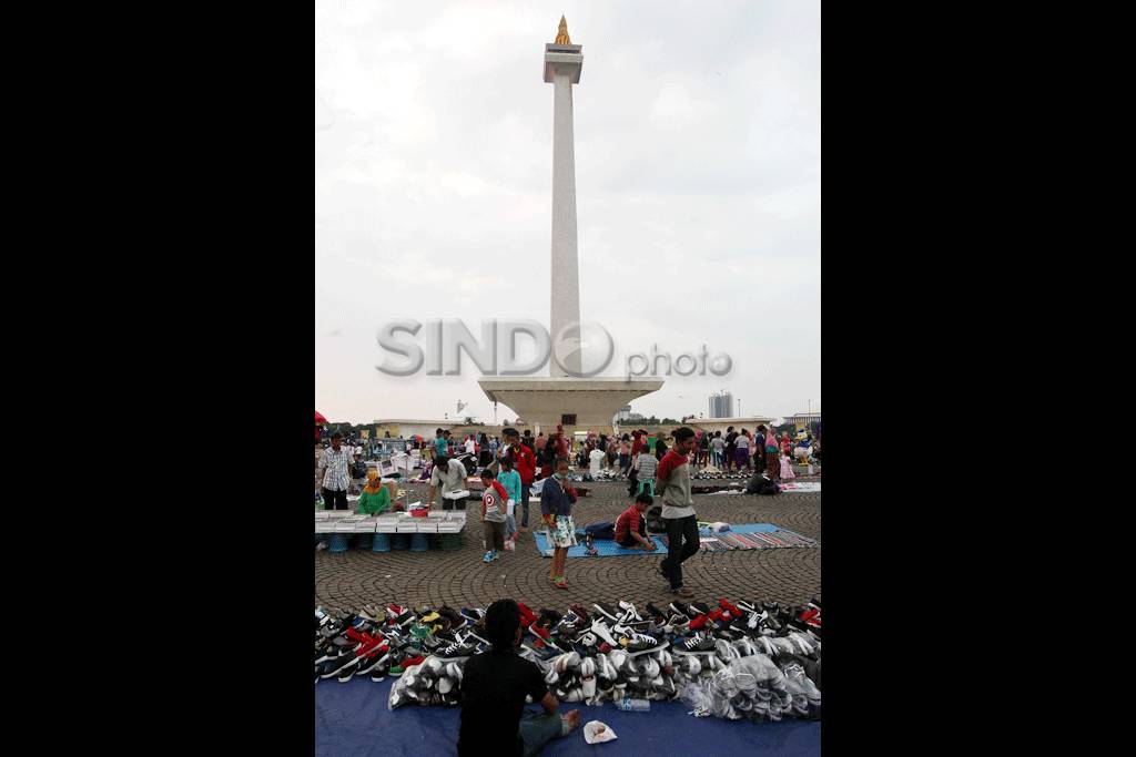 Monas Dipadati Wisatawan...