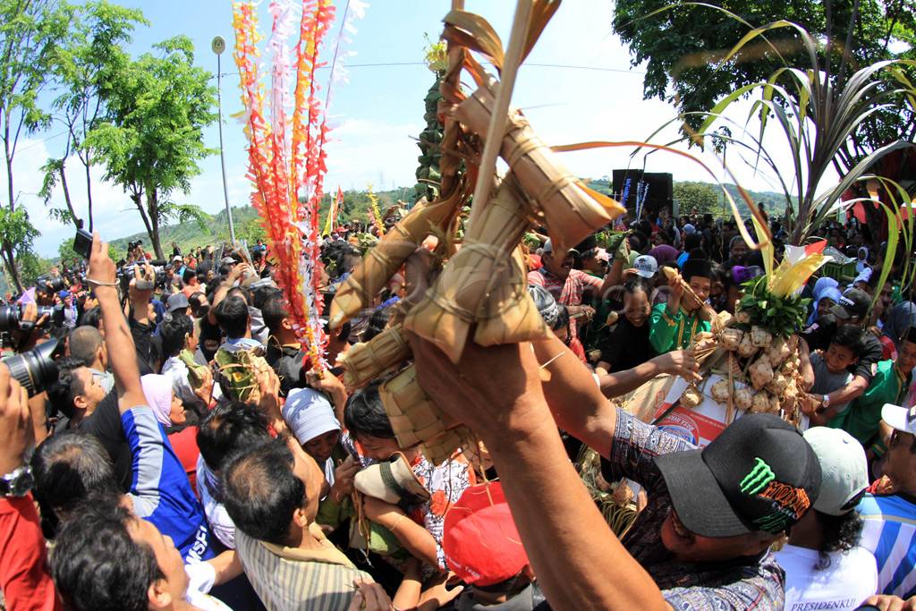 Berebut Sesaji Rewanda
