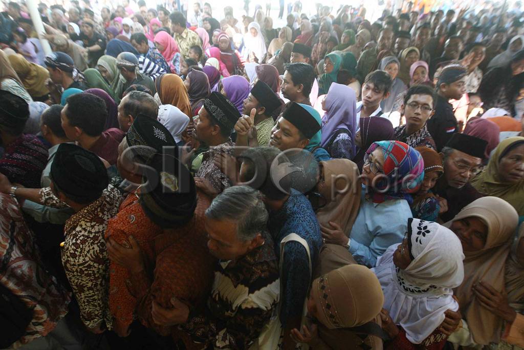 Ribuan Warga Hadiri...