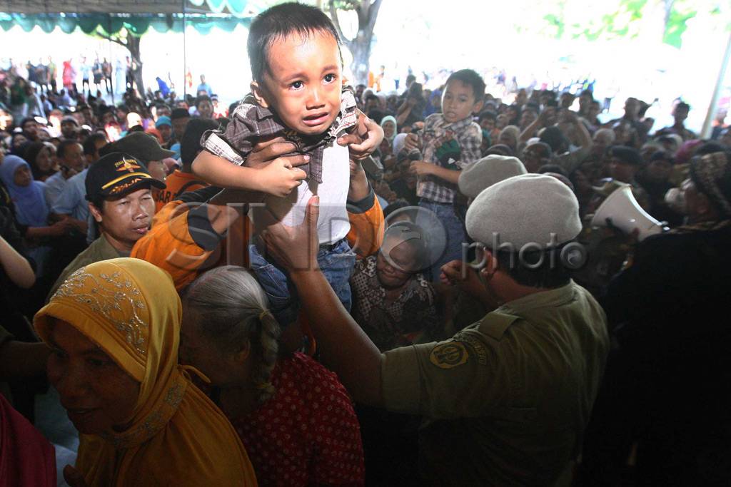 Ribuan Warga Hadiri...