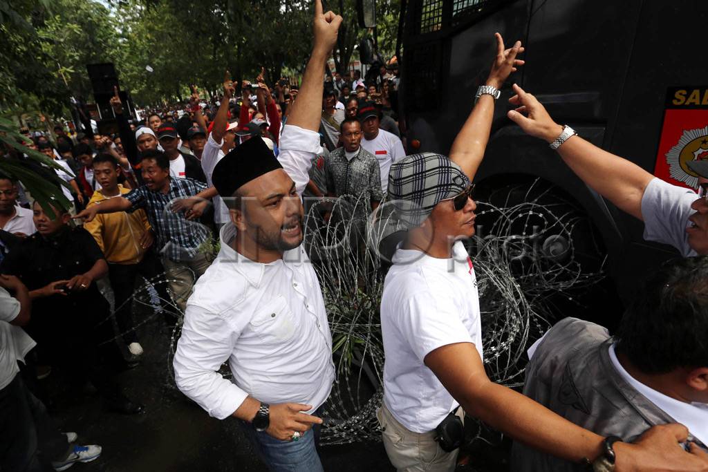 Demonstran Bentrok dengan...