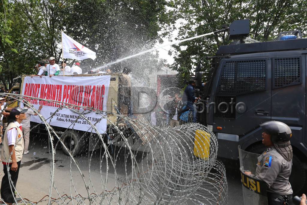 Demonstran Bentrok dengan...