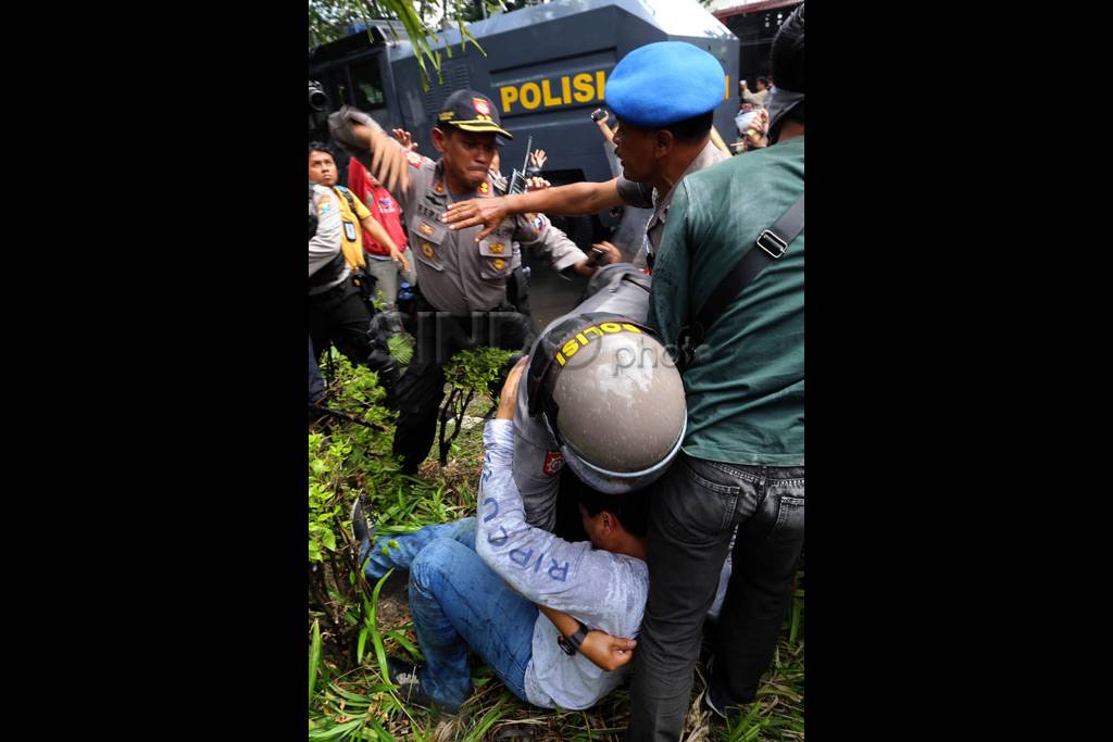 Demonstran Bentrok dengan...