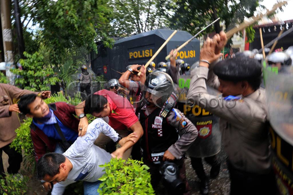 Demonstran Bentrok dengan...