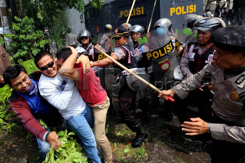 Demonstran Bentrok dengan...