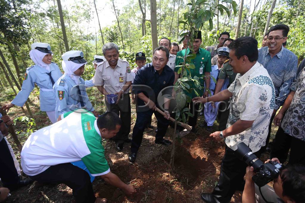 Menhut Tinjau Industri...