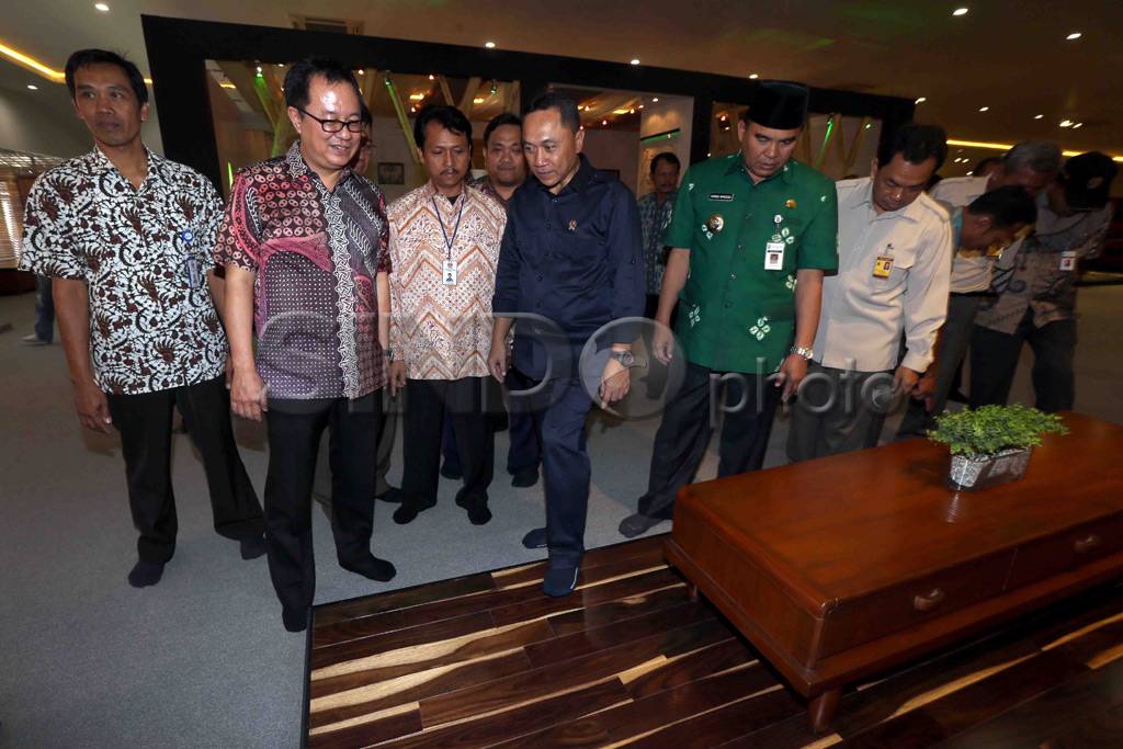 Menhut Tinjau Industri...