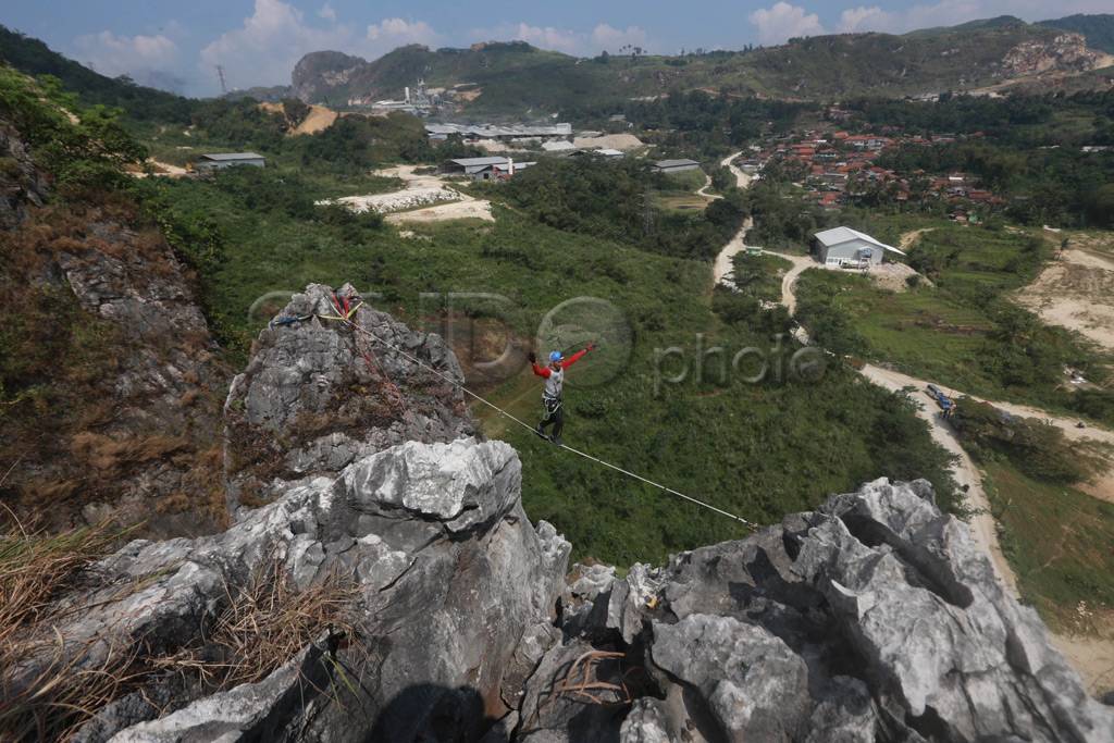 Highline di Tebing Karang...