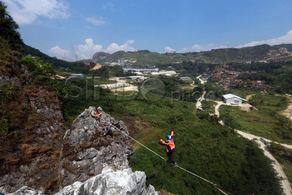 Highline di Tebing Karang...