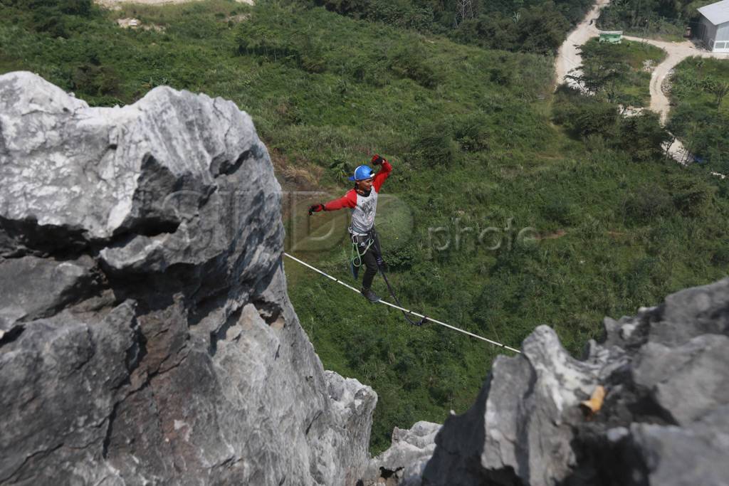 Highline di Tebing Karang...
