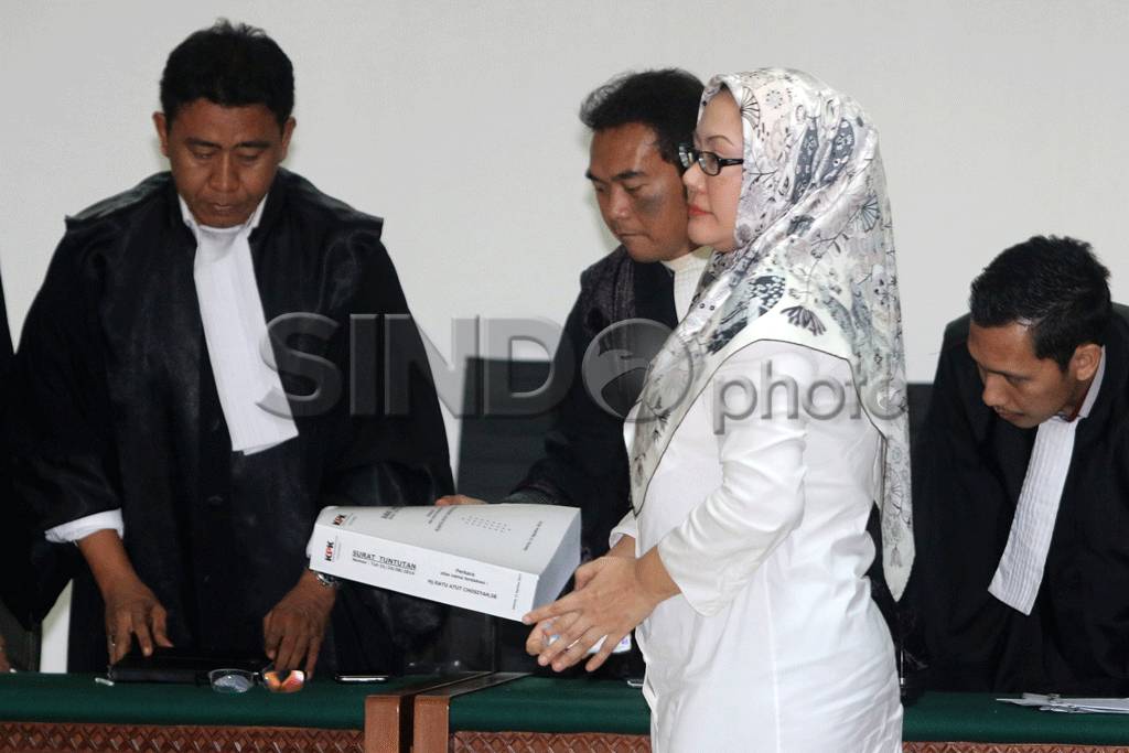 Ratu Atut Dituntut 10...