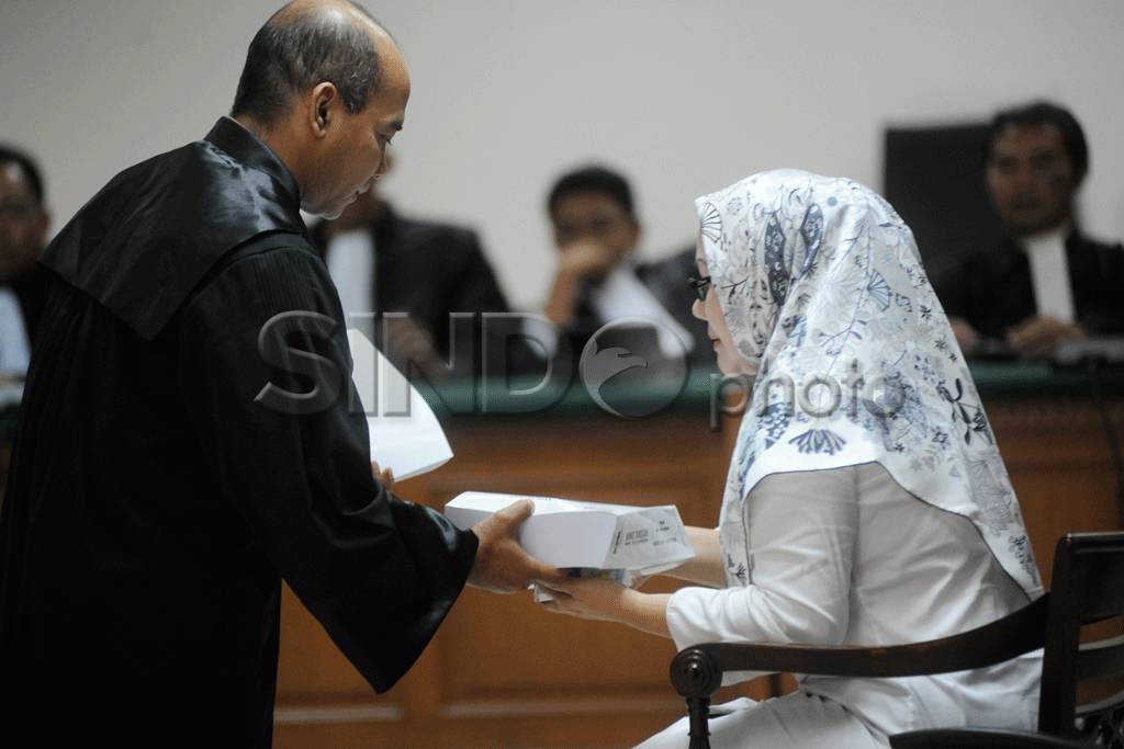 Ratu Atut Dituntut 10...