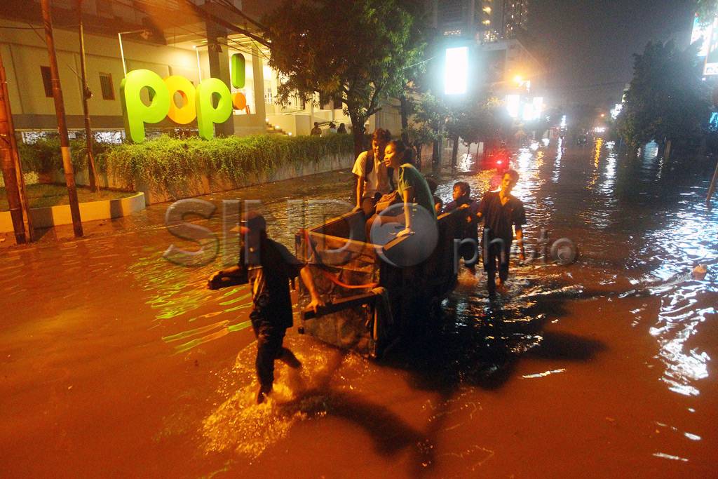 Hujan Deras, Kemang...